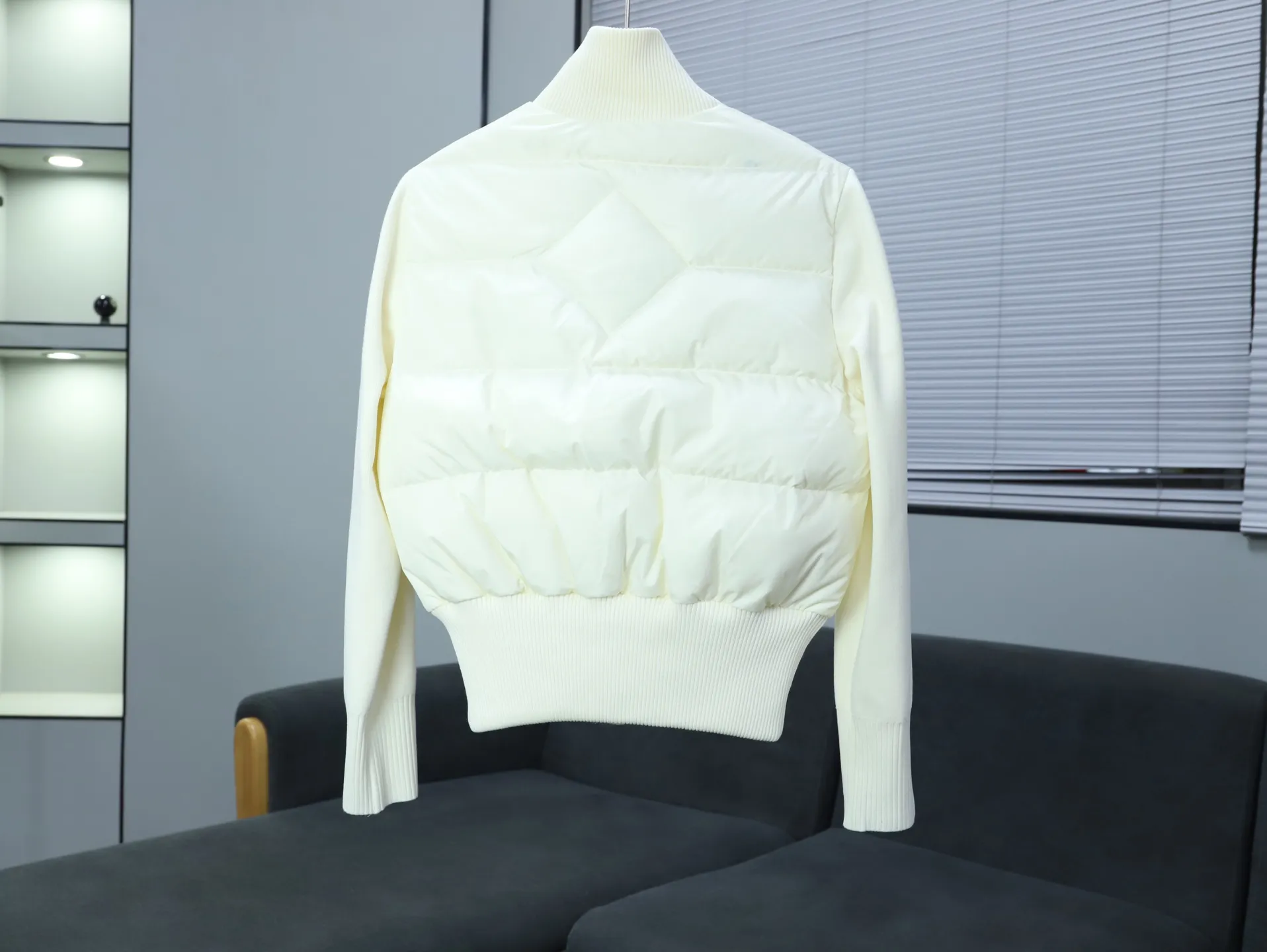 P860 Big Goose Knitted Knitted Thin Down Jacket! At this time of year, several sweaters and down jackets are released. In fact, the evergreen style of sweaters and down is a basic style. It can be worn alone or layered, which will give it a more layered look!!! The front is down, and the back and two sleeves are made of wool blended fabrics. The soft and delicate knitted feel is not irritating at all! The texture is amazing, the velvet is large, delicate and stemless, and full of fluffiness! The filling is sufficient, and the thermal performance is second to none!!! It is windproof and warm, eliminating any possibility of velvet running. It feels silky and smooth, and the stiffness is also very good. The upper body will not look bloated. It is an evergreen style with spliced ​​design! Color: white, black Size: S, M, L,
